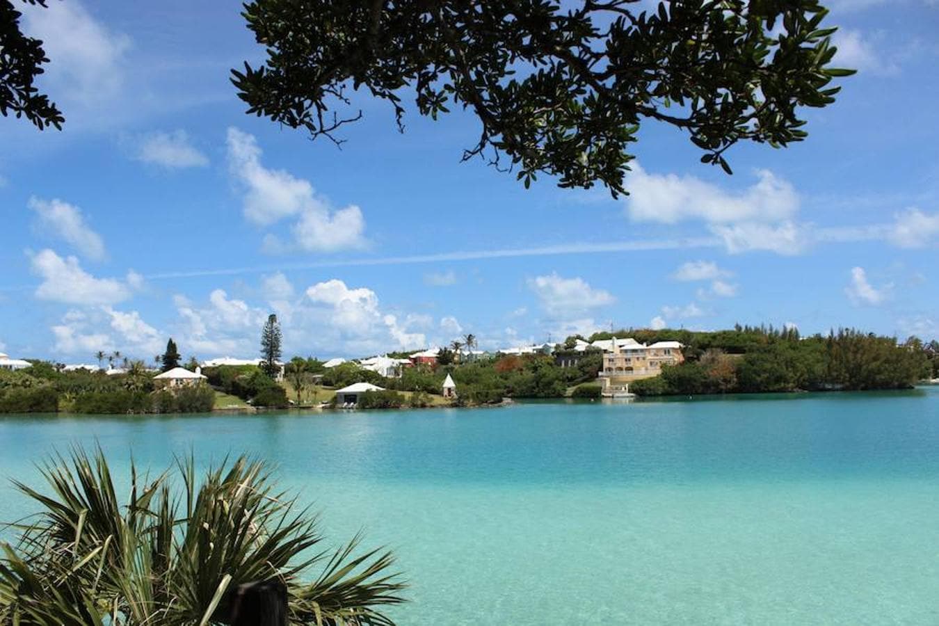 A la cabeza de la lista de Business Insider están las Bermudas. Este archipiélago, formado por más de 150 islas, es el país más caro del mundo para vivir. Hamilton, su capital, también es en 2017 la ciudad con el nivel de vida más elevado del planeta.