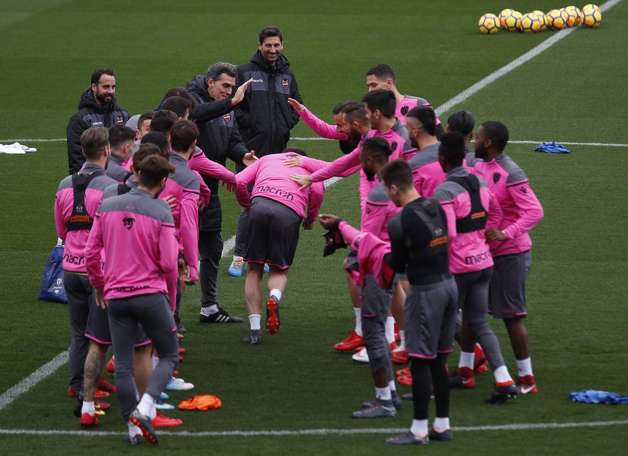El Levante UD ha presentado este viernes sus nuevos fichajes, los futbolistas Armando Sadiku, Giampaolo Pazzini, Rubén Rochina, Coke Andújar, Fahad Al-Muwallad y, para la portería, a Koke Vegas e Iván Villar.
