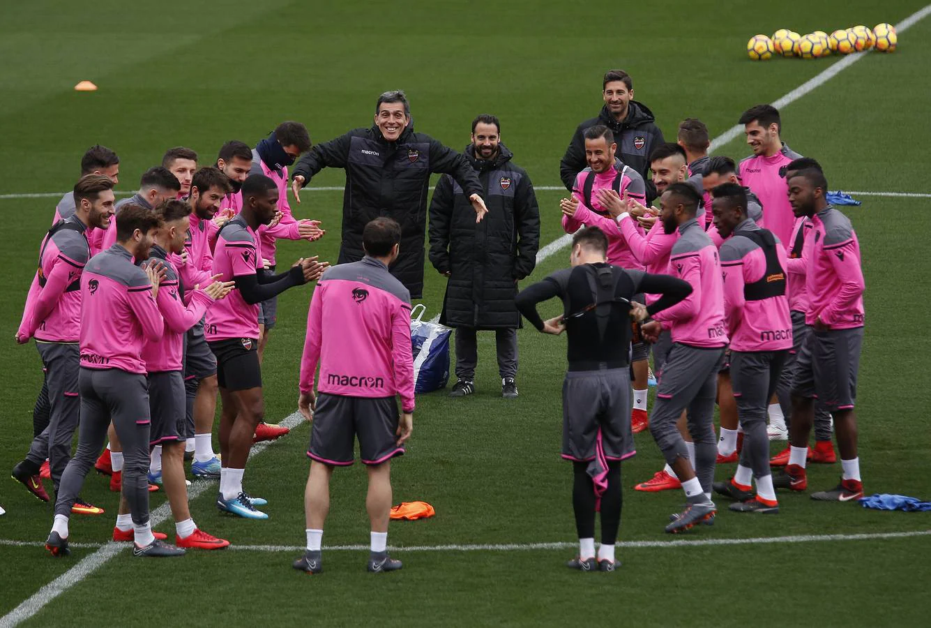 El Levante UD ha presentado este viernes sus nuevos fichajes, los futbolistas Armando Sadiku, Giampaolo Pazzini, Rubén Rochina, Coke Andújar, Fahad Al-Muwallad y, para la portería, a Koke Vegas e Iván Villar.