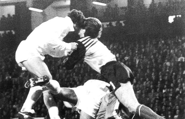 Momento del choque entre Wilmar Cabrera y Otxotorena el 5 de enero de 1986. 