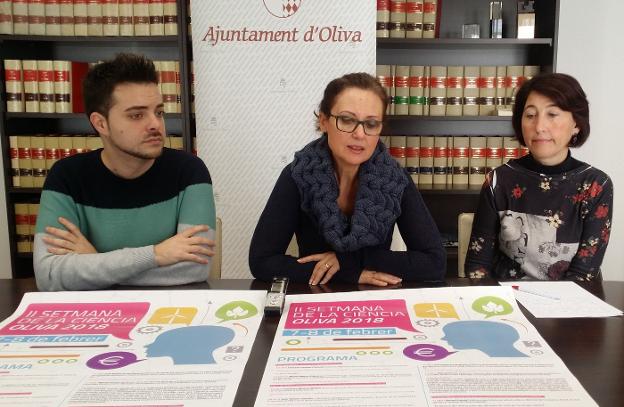 Los concejales de Oliva Enric Escrivà, Imma Ibiza y Rosana Miñana presentan el proyecto. 