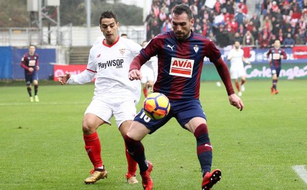 Arbilla disputa el balón con el delantero francés del Sevilla, Wissam Ben Yedder.