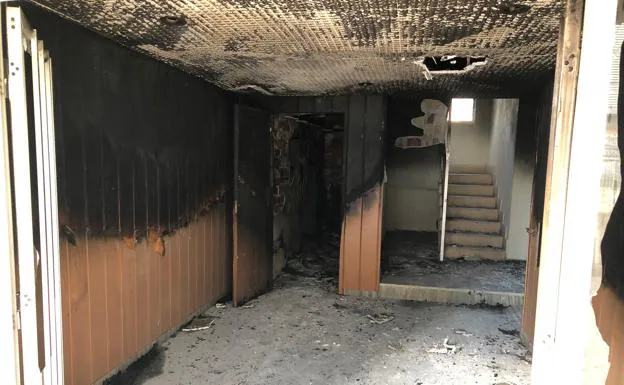 Cuatro personas quedan atrapadas tras un incendio en un edificio de la Pobla de Farnals