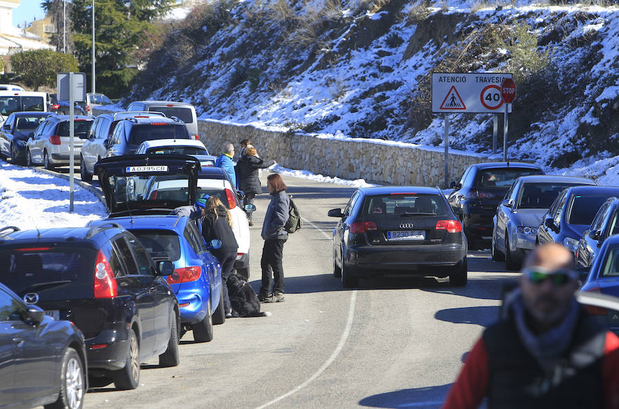 Muchos valencianos han aprovechado el fin de semana para acercarse a disfrutar de la nieve caída en los últimos días. Las zonas más visitadas están siendo los municipios de Agrés, Alcoy o Muro, en la provincia de Alicante, así como Morella y la comarca de Els Ports. Las temperaturas y el volumen de precipitaciones limita el disfrute a modestas batallas de bolas de nieve y la construcción de algunos muñecos, en los que más de uno ha aprovechado sus propias bufandas y gorros para decorarlos, debido a la clima primaveral que reinó durante la mañana del sábado.