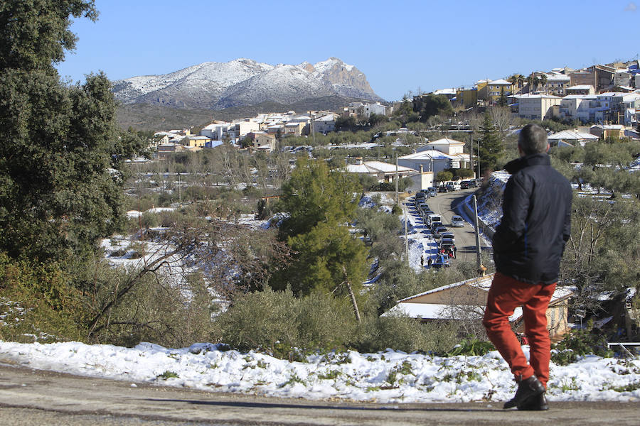 Muchos valencianos han aprovechado el fin de semana para acercarse a disfrutar de la nieve caída en los últimos días. Las zonas más visitadas están siendo los municipios de Agrés, Alcoy o Muro, en la provincia de Alicante, así como Morella y la comarca de Els Ports. Las temperaturas y el volumen de precipitaciones limita el disfrute a modestas batallas de bolas de nieve y la construcción de algunos muñecos, en los que más de uno ha aprovechado sus propias bufandas y gorros para decorarlos, debido a la clima primaveral que reinó durante la mañana del sábado.