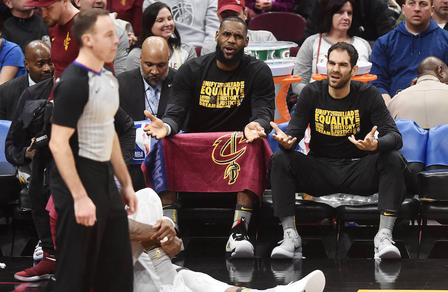 LeBron James y José Manuel Calderón, en el encuentro ante Houston Rockets.