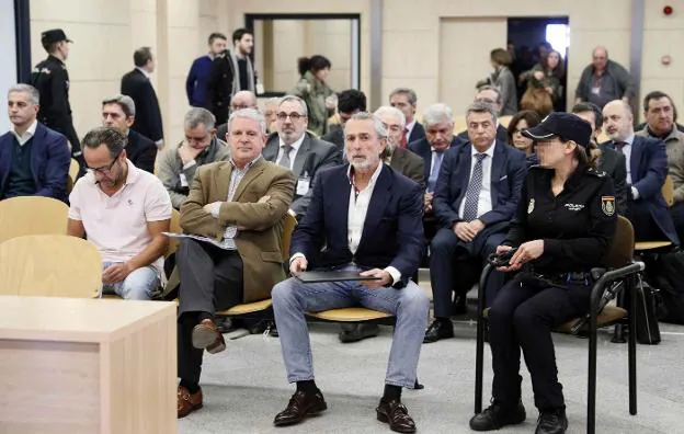  Corruptos y corruptores. Los cabecillas de Gürtel, en el juicio que se inició en enero sobre la financiación del PP. Detrás de Correa, los empresarios valencianos confesos. 