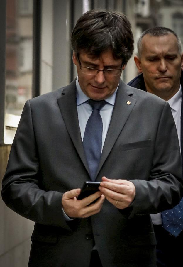 Puigdemont revisa su móvil tras reunirse en Bruselas el pasado 24 de enero con Torrent. 