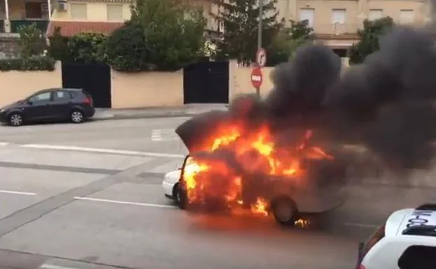 Un coche recorre 100 metros envuelto en una bola de fuego en Cocentaina 