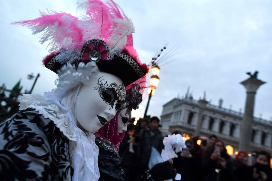 Venecia ha inaugurado con el tradicional "vuelo del ángel" su célebre carnaval, uno de los más famosos del mundo y que en esta edición, inspirada en el colorido mundo del circo, contará con limitaciones de aforo. Entre aplausos y confeti, dio comienzo el carnaval del 2018, titulado 'Creatum-Civitas Ludens', y que se celebrará hasta el próximo 14 de febrero con un programa cargado de actividades lúdicas y culturales.