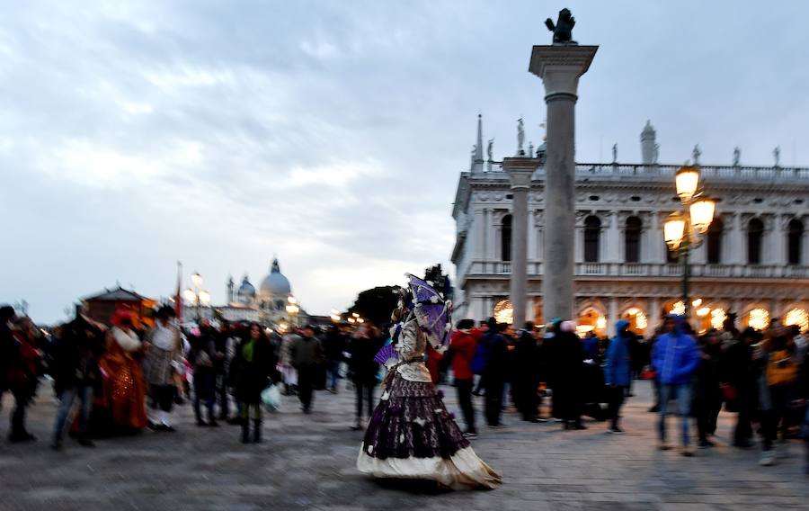 Venecia ha inaugurado con el tradicional "vuelo del ángel" su célebre carnaval, uno de los más famosos del mundo y que en esta edición, inspirada en el colorido mundo del circo, contará con limitaciones de aforo. Entre aplausos y confeti, dio comienzo el carnaval del 2018, titulado 'Creatum-Civitas Ludens', y que se celebrará hasta el próximo 14 de febrero con un programa cargado de actividades lúdicas y culturales.