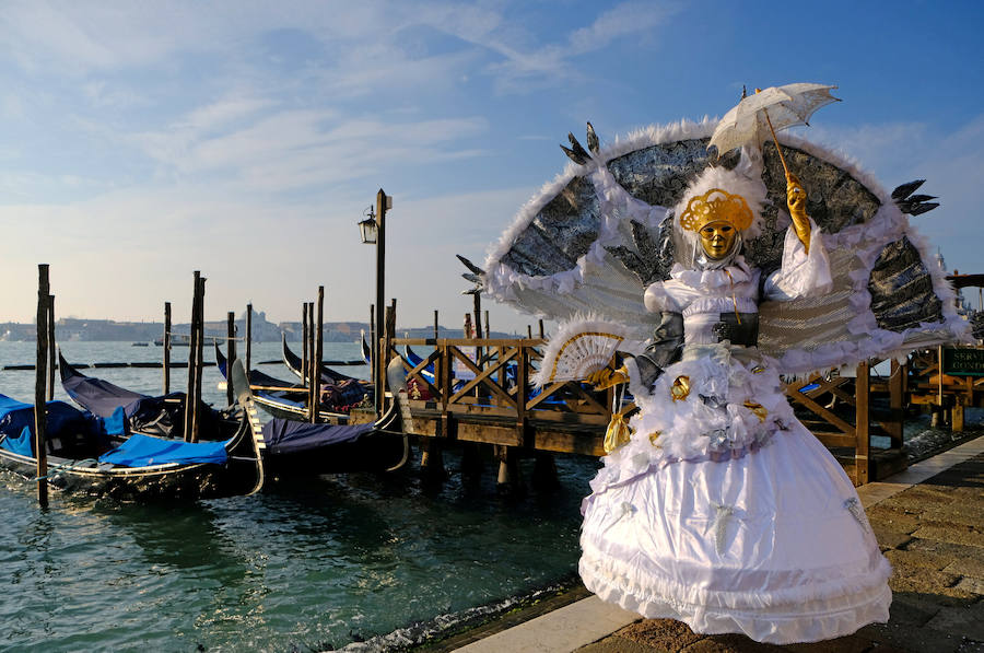 Venecia ha inaugurado con el tradicional "vuelo del ángel" su célebre carnaval, uno de los más famosos del mundo y que en esta edición, inspirada en el colorido mundo del circo, contará con limitaciones de aforo. Entre aplausos y confeti, dio comienzo el carnaval del 2018, titulado 'Creatum-Civitas Ludens', y que se celebrará hasta el próximo 14 de febrero con un programa cargado de actividades lúdicas y culturales.