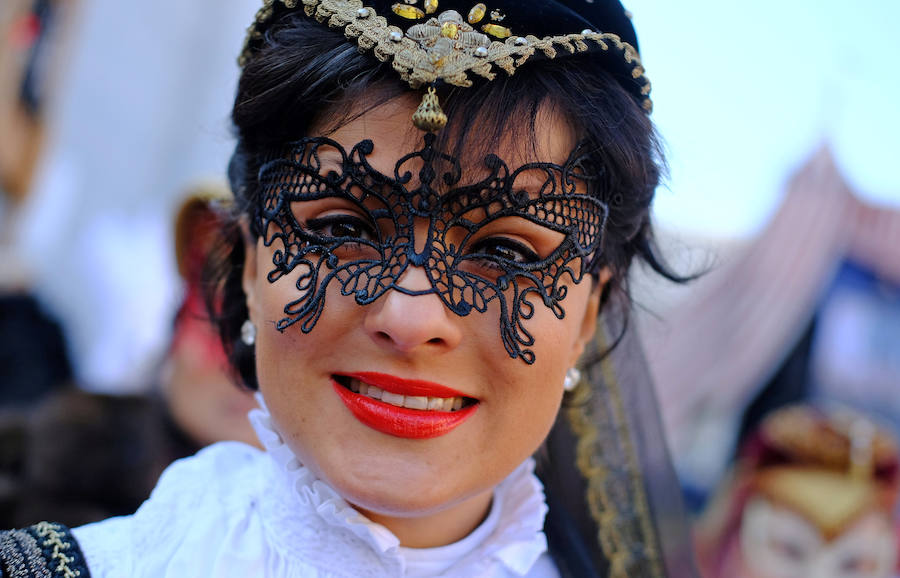 Venecia ha inaugurado con el tradicional "vuelo del ángel" su célebre carnaval, uno de los más famosos del mundo y que en esta edición, inspirada en el colorido mundo del circo, contará con limitaciones de aforo. Entre aplausos y confeti, dio comienzo el carnaval del 2018, titulado 'Creatum-Civitas Ludens', y que se celebrará hasta el próximo 14 de febrero con un programa cargado de actividades lúdicas y culturales.