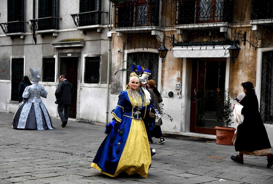 Venecia ha inaugurado con el tradicional "vuelo del ángel" su célebre carnaval, uno de los más famosos del mundo y que en esta edición, inspirada en el colorido mundo del circo, contará con limitaciones de aforo. Entre aplausos y confeti, dio comienzo el carnaval del 2018, titulado 'Creatum-Civitas Ludens', y que se celebrará hasta el próximo 14 de febrero con un programa cargado de actividades lúdicas y culturales.