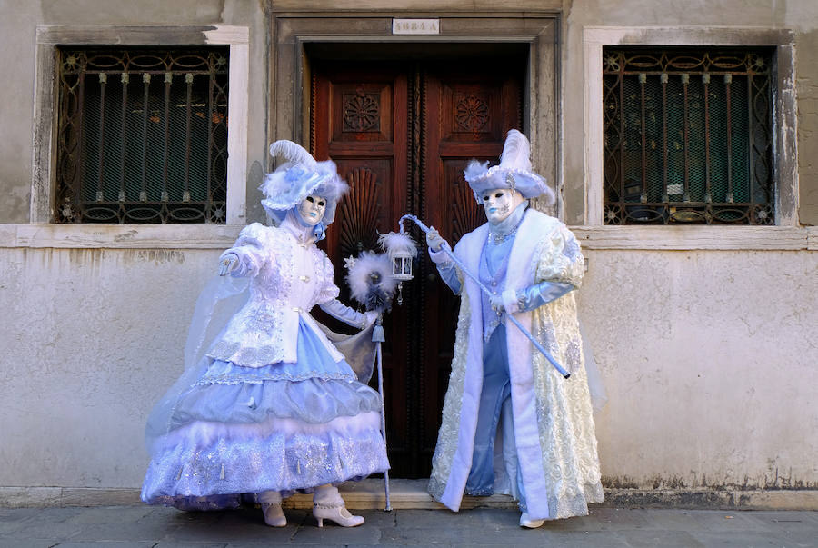 Venecia ha inaugurado con el tradicional "vuelo del ángel" su célebre carnaval, uno de los más famosos del mundo y que en esta edición, inspirada en el colorido mundo del circo, contará con limitaciones de aforo. Entre aplausos y confeti, dio comienzo el carnaval del 2018, titulado 'Creatum-Civitas Ludens', y que se celebrará hasta el próximo 14 de febrero con un programa cargado de actividades lúdicas y culturales.