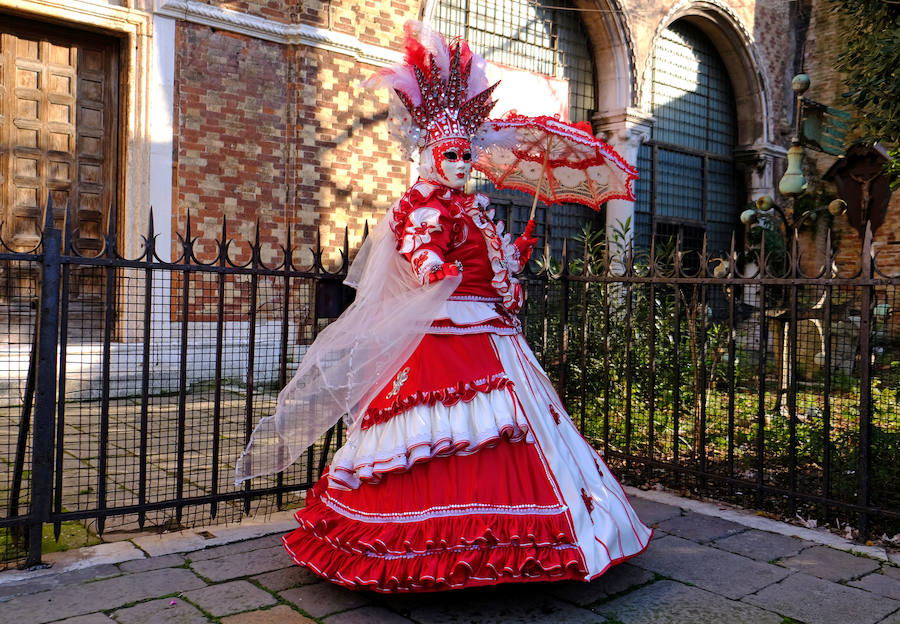 Venecia ha inaugurado con el tradicional "vuelo del ángel" su célebre carnaval, uno de los más famosos del mundo y que en esta edición, inspirada en el colorido mundo del circo, contará con limitaciones de aforo. Entre aplausos y confeti, dio comienzo el carnaval del 2018, titulado 'Creatum-Civitas Ludens', y que se celebrará hasta el próximo 14 de febrero con un programa cargado de actividades lúdicas y culturales.