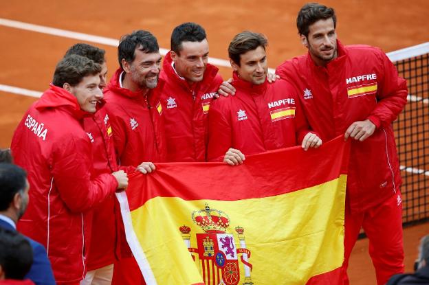 Los integrantes del equipo español posan tras la victoria ante Gran Bretaña. 