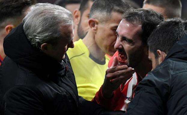 Godín enseña sus dientes al médico del Atlético de Madrid en el partido contra el Valencia.