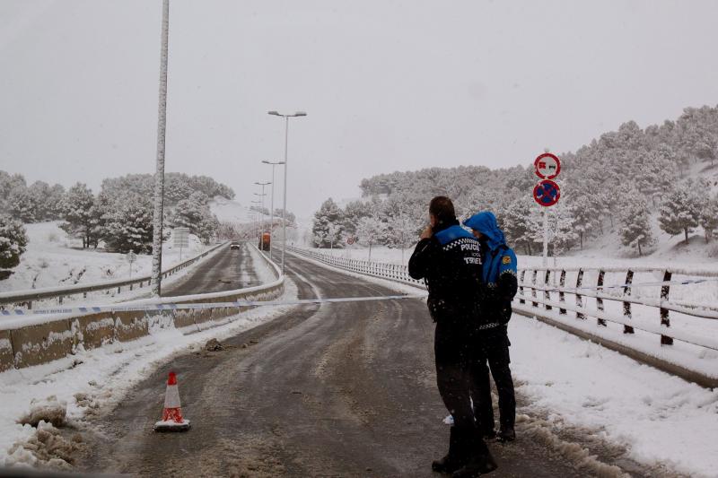 La ronda perimetral de barrios de Teruel ha permanecido cortada por nieve a primera hora de la mañana.