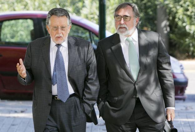 Alfonso Grau y su abogado, camino de la Ciudad de la Justicia. 