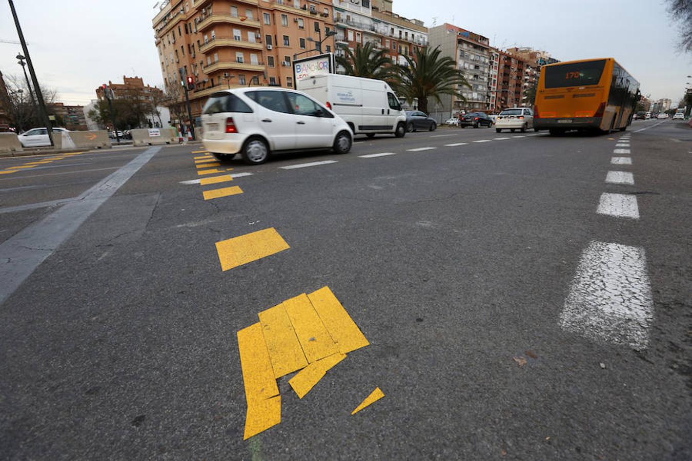 Los pasos de cebra se despegan en la avenida del Cid