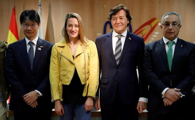 Mireia Belmonte, entre el secretario de Estado para el Deporte y el vicealcalde de Yamaguchi en el CSD. 