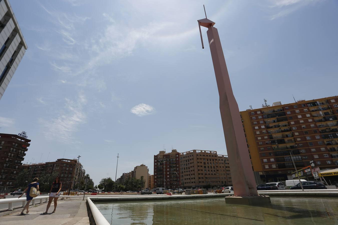 En el año 2014, el Ayuntamiento coloreó la fuente en tono rosa chicle, para asemejarla aún más al dibujo animado. Esta mano de pinuta molestó a su creador, pues no había sido consultado para la reforma. 