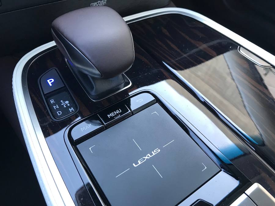 La nueva generación LS de Lexus lleva la mecánica híbrida a su máximo esplendor en una berlina con todo el lujo de la marca japonesa