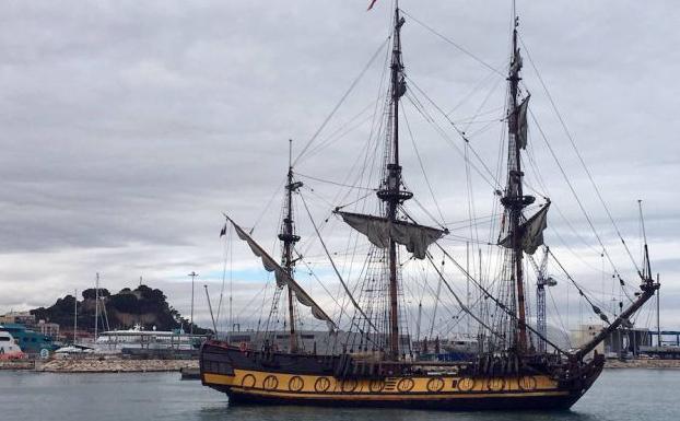 El buque escuela Shtandart en el puerto deportivo de Dénia.