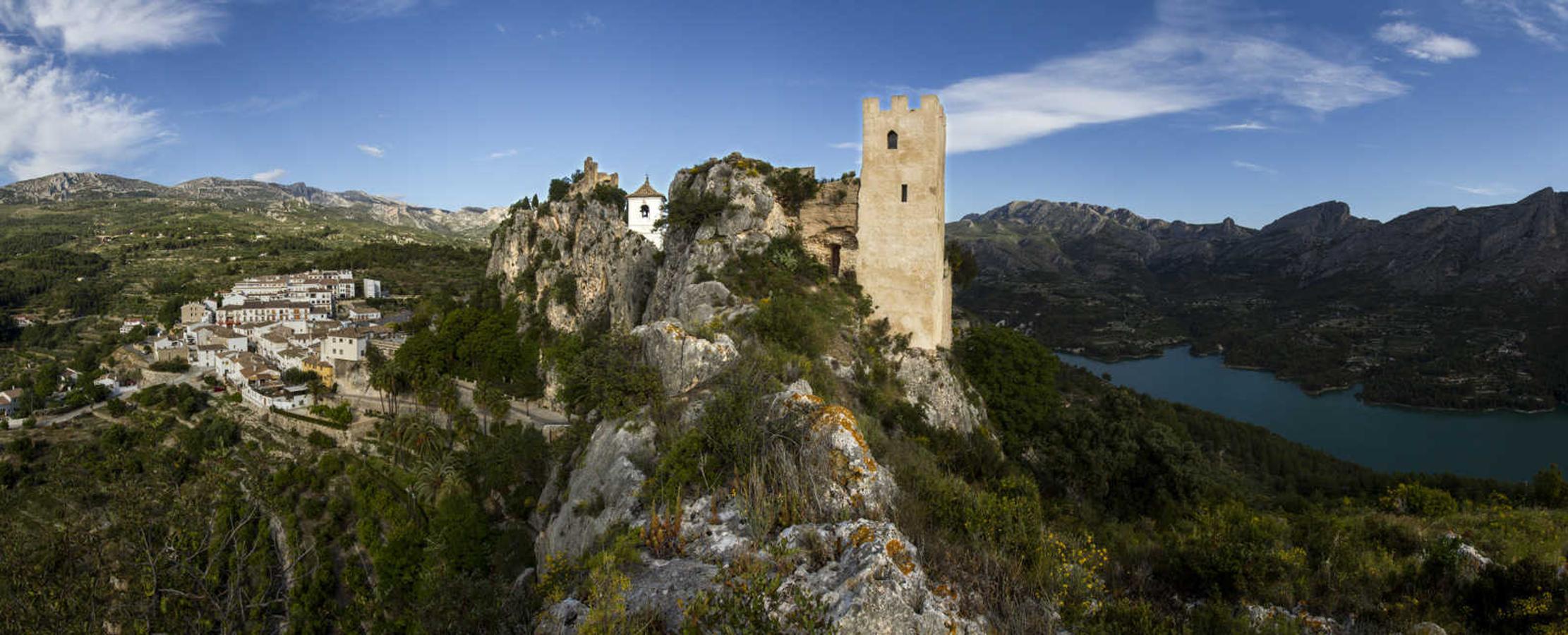 El paso morisco marcó las tierras de la Comunitat para siempre. En Guadalest, una pequeña localidad de la provincia de Alicante, resisten los restos de un viejo castillo musulmán. Según cuenta la leyenda, en el Castillo de Guadalest vivía Ezme, una mujer mora y curandera que era conocida por su virtud en la elaboración de medicinas y ungüentos. La curandera era perseguida y vigilada por la Inquisición. Su marido era Mellini, el molinero del poblado, quien sentía un odio profundo hacia los cristianos. Cuando recibieron el edicto y se vieron obligados a abandonar el castillo, organizó un levantamiento y una nueva revolución. Mientras pasaba por diferentes pueblos, como Finestrat, Valle de Seta o Planes, fue reclutando hombres y creando un ejército que cogió fuerza a medida que se fue acercando al Valle de Laguar. Según antiguos escritos, los moriscos que se instalaron en la Valle de Laguar fueron engañados por dos Alfaquíes, admirados y reverenciados por los mismos, que supuestamente les habían contado otra leyenda...