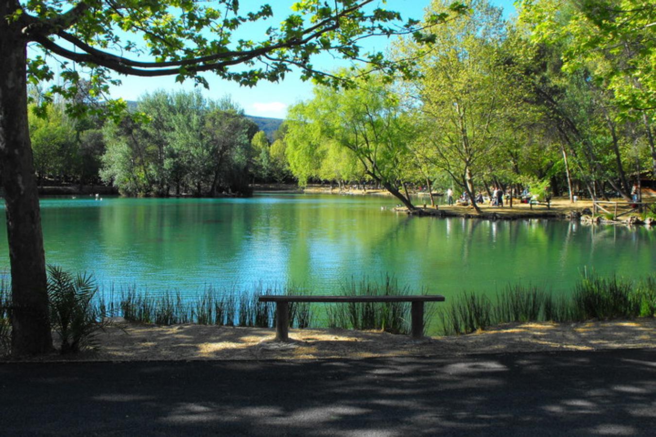 El Lago de la Albufera se constituye como una superficie de veinte mil metros cuadrados situada a 1 km de distancia del municipio de Anna. Desde mediados del siglo XX el entorno del estanque se ha convertido en un paraje natural que, sobre todo en verano, se ve muy concurrido por las múltiples posibilidades que ofrece. Tan agradable paraje se encuentra ligado a una leyenda protagonizada por el conde de Cervelló, señor territorial de Anna. Esta cuenta que, tras una jornada de caza en la que participaban un grupo de caballeros de la Capital, la pieza mayor huyó a refugiarse en la espesura del bosque que rodea la Albufera. El conde, acompañado por su criado, corrió tras el animal y lo encontró refugiado en una cueva que, anteriormente, no había visto nadie. Sumergidos en la curiosidad, descubrieron que el agua era distribuida por diversas conducciones que alimentaban todos las fuentes del término mediante un sistema de compuertas. Abrumado por la situación, el conde Cervelló decidió guardar silencio, para proteger su señorío de posibles desavenencias. De este modo, ordenó a su criado tapar con piedras y barro la entrada de la cueva y guardar en secreto el descubrimiento. El criado cumplió sus órdenes y todo quedó olvidado para siempre.