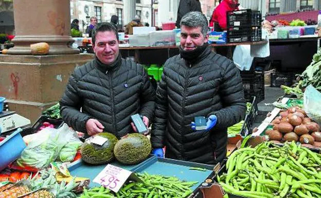 Los primos Rueda, de Zumarraga, venden fruta en varios mercados. Hoy volverán al de Ordizia, donde posan con las chamarras y la batería.