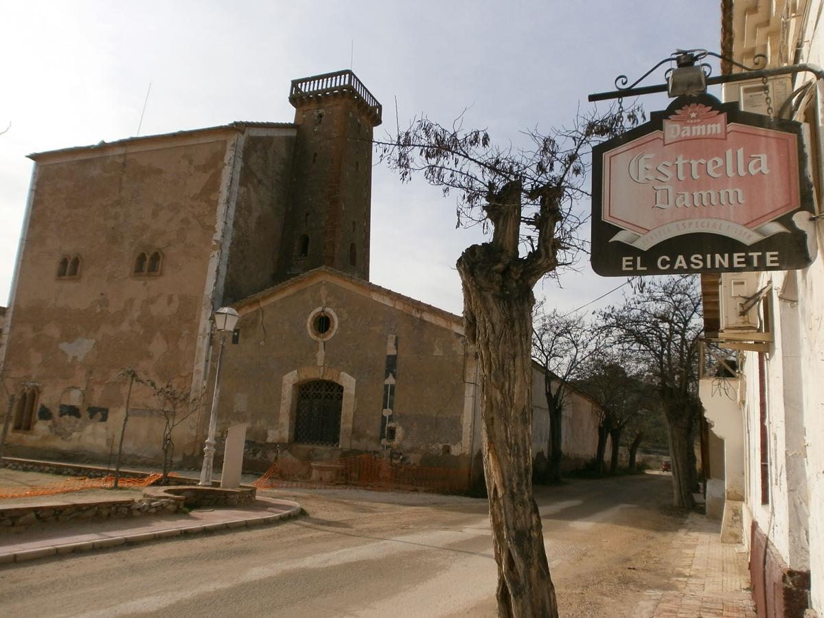 Entre Villena y Sax se esconde un rincón misterioso. La colonia de Santa Eulalia, lugar de grabación de algunas escenas exteriores de la serie de Canal 9 l' Alquería Blanca. Lo que en antaño era "rica hacienda rural" que rebosaba de vida con un gran palacio, viveros, estación de ferrocarril, lavadero, varias fábricas y hasta el Teatro Cervantes, ahora es un lugar preso por las leyendas e historias de miedo. Un terreno que permanece en un lamentable abandono. La periodista Mado Martínez destaca en su artículo 'Los espectros de Santa Eulalia' que "hoy en día muchos de sus edificios más emblemáticos, como el Teatro Cervantes, la antigua fábrica de harinas y el palacio de los condes, se encuentran en la más absoluta de las ruinas. El abandono se deja notar". Como cuenta Martínez en su artículo, a finales del siglo XIX nació esta "microciudad autosuficiente en mitad del campo" del legado de Antonio de Padua Saavedra, conde de Alcudia, y la ayuda del vizconde de Alcira y su esposa María Avila Peña. De hacienda próspera bajo la titularidad de María Avial pasó a ser una gran fuente de deudas y ahora un lugar preso por las psicofonías y los seres fantasmales. 