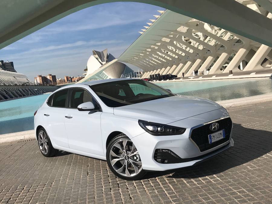 Al Hyundai i30 de cinco puertas, el amplio familiar y el deportivo N se suma el Fastback, un sedán-coupé destinado a clientes exclusivos