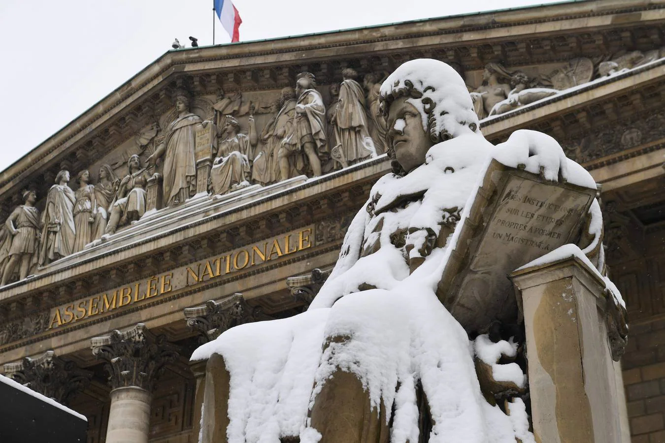 La capital francesa muestra estos días su imagen más invernal. Lugares emblemáticos como la Torre Eiffel, la Basílica del Sagrado Corazón, Versalles o los Campos Elíseos se han visto cubiertos por un temporal de nieve sin precedentes.