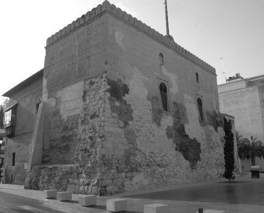 Muchas son las huellas del paso musulmán por tierras valencianas. Una de ellas es la Torre de la Calahorra en Elche, una fortaleza de origen islámico construida durante el periodo almohade. Este castillo albergó la logia masónica ilicitana número 149 y, actualmente, en sus salas se puede contemplar los frescos y en el suelo símbolos de la orden. Pero no son estos símbolos los únicos que suscitan esconder historias secretas. Sobre la de Calahorra ronda la leyenda de las mil lunas del pirata Ben Tragel. Allá por el siglo XIV, el corsario Ben Tragel llegó a la ciudad y desató el terror entre los vecinos. Tras saquear, atracar y asaltar, se encontró una luz celestial que lo guió hasta la Torre de Calahorra, donde fue apresado. Y, curiosamente, fue aquí, en este rincón del Mediterráneo donde encontró la penitencia. Contra todo pronóstico, este corsario que rezaba por Alá, que pasó más de diez años encerrado en las mazmorras, con tan solo la compañía de esa mujer que solo él podía ver y que no podía abrazar, se bautizó en la fe cristiana y ante todos los presentes reveló que aquella imagen celestial que le había acompañado hasta allí era la Virgen de la Asunción.