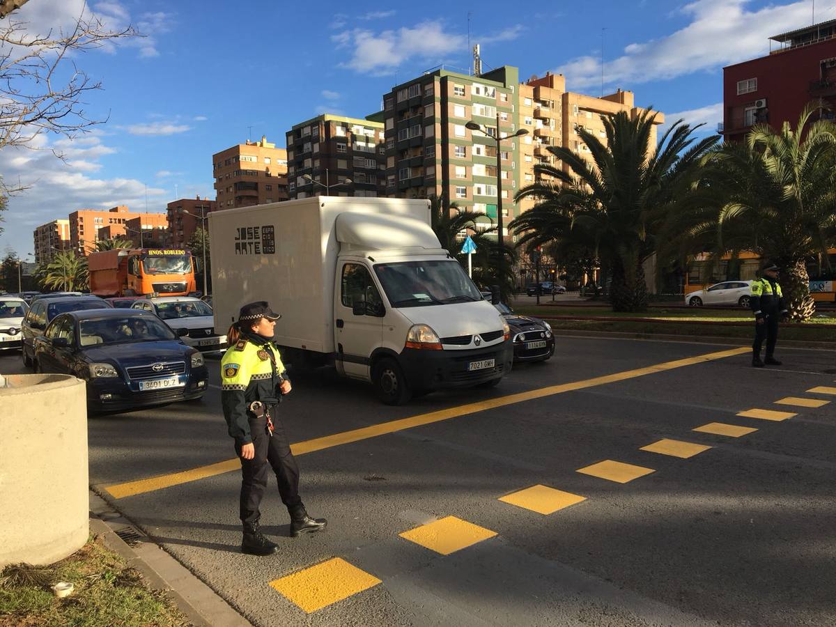 Cuatro vehículos se han visto implicados en un accidente en la avenida del Cid, afectada por las polémicas obras sobre la eliminación de pasarelas peatonales.