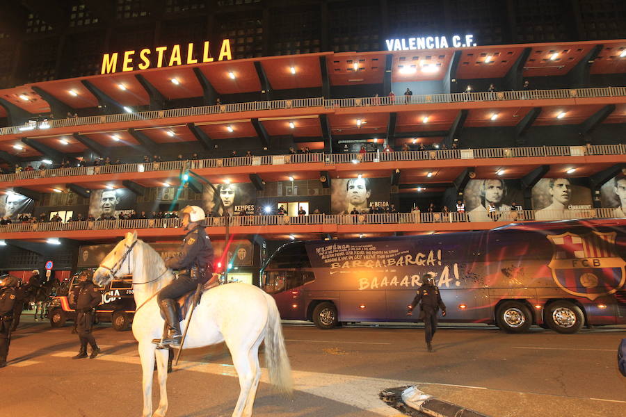 Miles de aficionados esperan al Valencia a las puertas del Mestalla