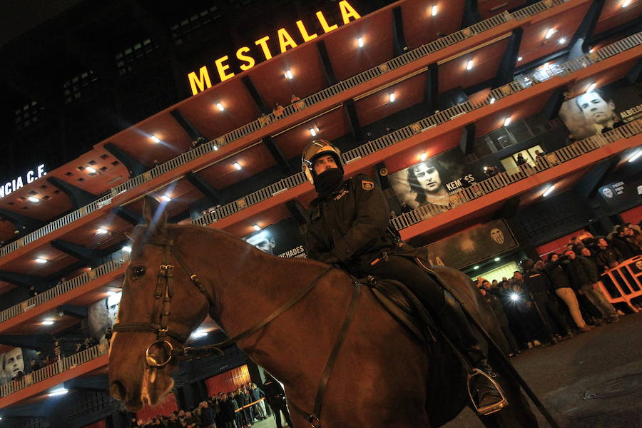 Miles de aficionados esperan al Valencia a las puertas del Mestalla