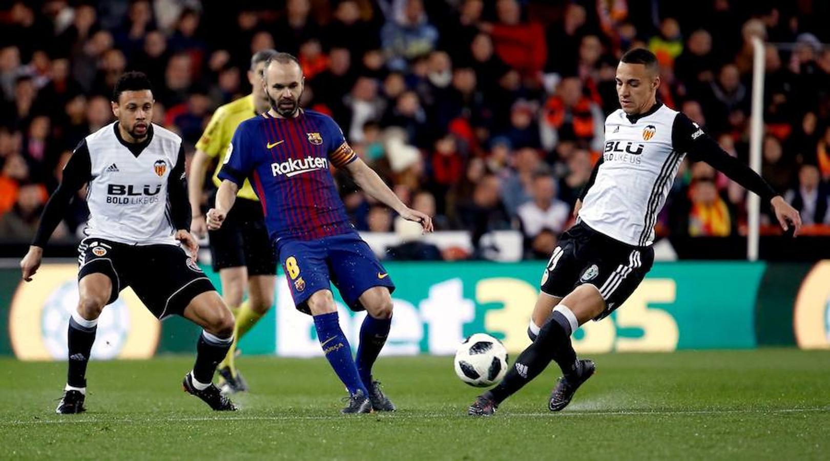 El Barcelona disputará su quinta final de Copa del Rey consecutiva, tras imponerse al Valencia en Mestalla (0-2) con tantos de Coutinho y Rakitic.