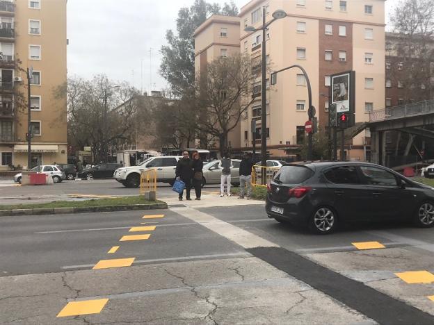 Varios peatones esperan para cruzar la avenida, ayer. 