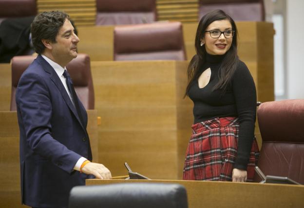 Emigdio Tormo y Mari Carmen Sánchez, de Ciudadanos, ayer en Les Corts. 