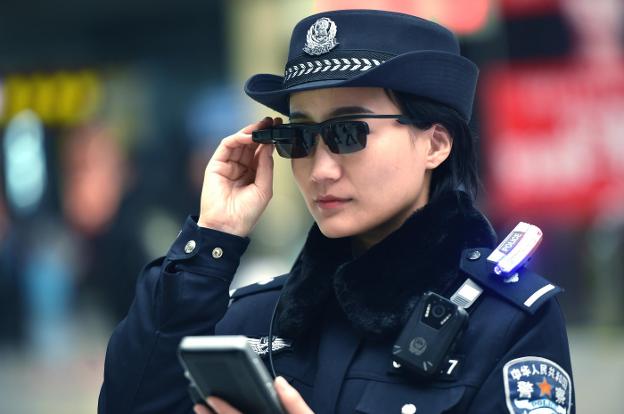 Una de las policías de Zhengzhou equipada con las gafas de reconocimiento facial. 