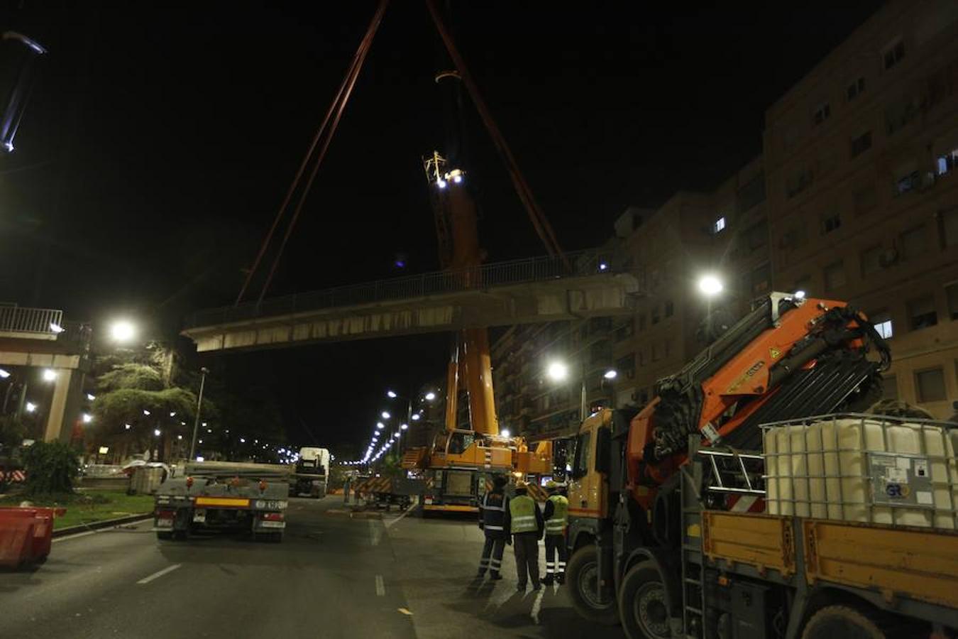 Fotos de la retirada de las últimas tres pasarelas de la avenida del Cid