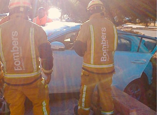 Un vehículo choca contra un murete entre Moraira y Calp al desvanecerse el conductor