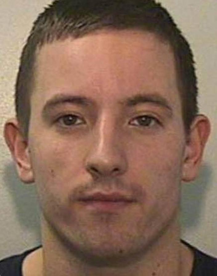 Gareth Bryan Edwards, de 25 años,nació en Aylesbury, (Reino Unido). Está reclamado por las autoridades británicas con una pena máxima prevista de tres cadenas perpetuas. Se le acusa de haber perpretado varios robos con violencia e intimidación. Se trata de un individuo muy peligroso, podría ir armado y estar en posesión de drogas.