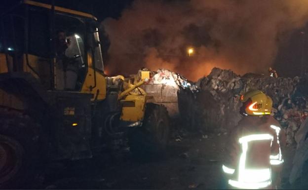 Imagen principal - Controlado el incendio declarado anoche en una empresa de reciclaje de Benaguasil