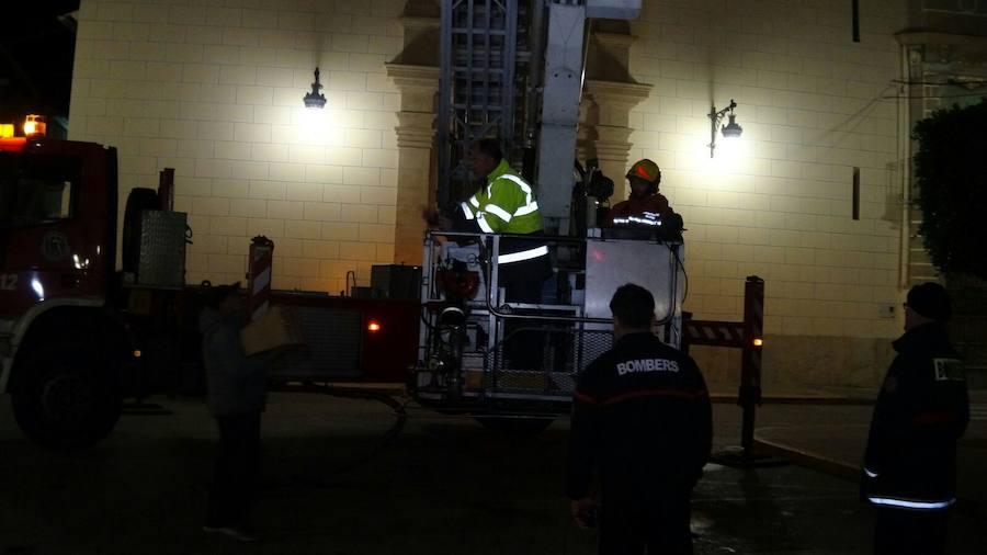 Fotos del rescate de ocho palomos deportivos en el campanario de la iglesia de Sollana