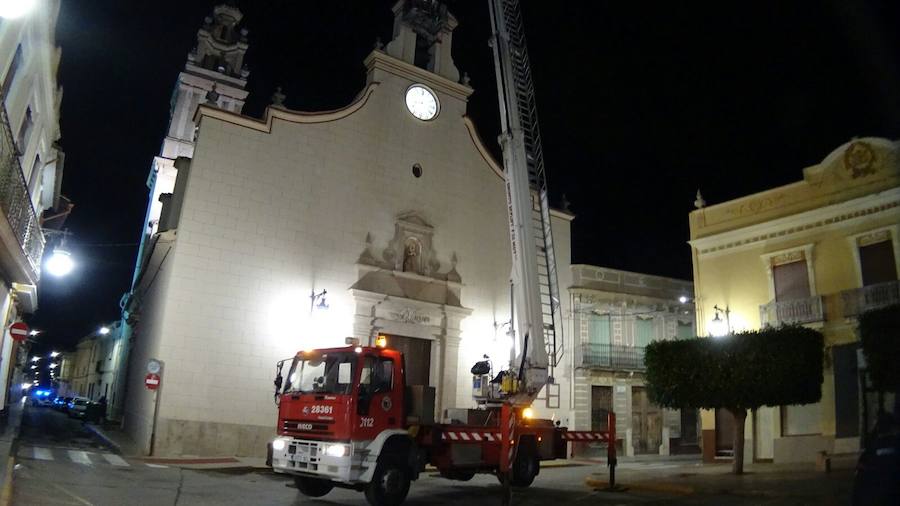Fotos del rescate de ocho palomos deportivos en el campanario de la iglesia de Sollana