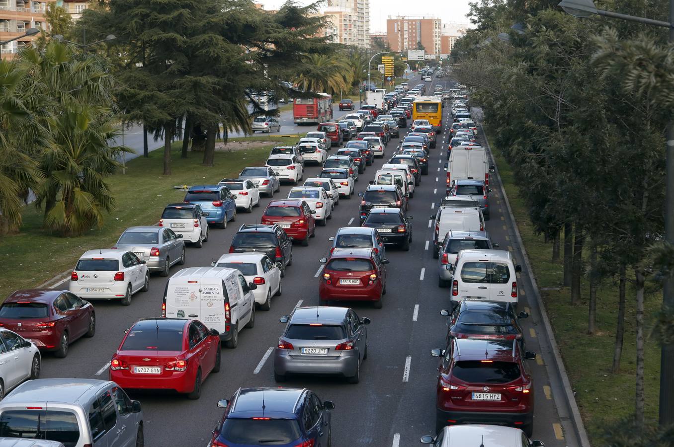 Fotos de atascos en la entrada a Valencia por la autovía A-3